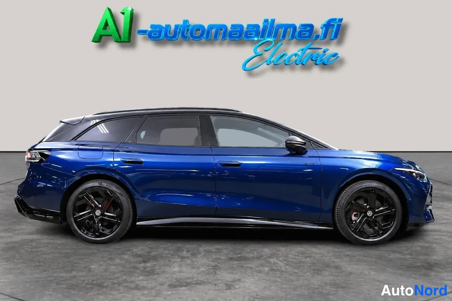 Sininen Volkswagen ID.7 Tourer GTX 2025, sivulta, kuva 4