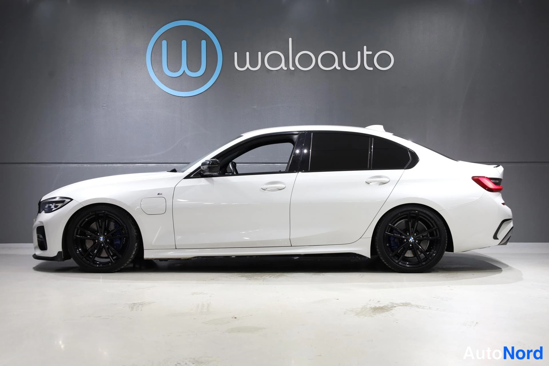 Valkoinen BMW 330e 2019, sivulta, kuva 4