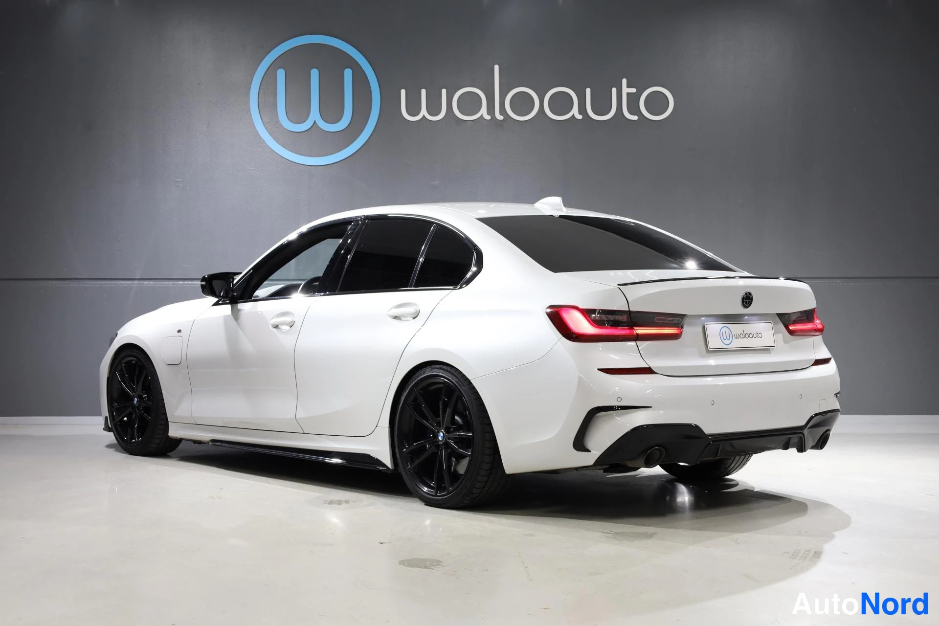 Valkoinen BMW 330e 2019, takaviisto, kuva 5