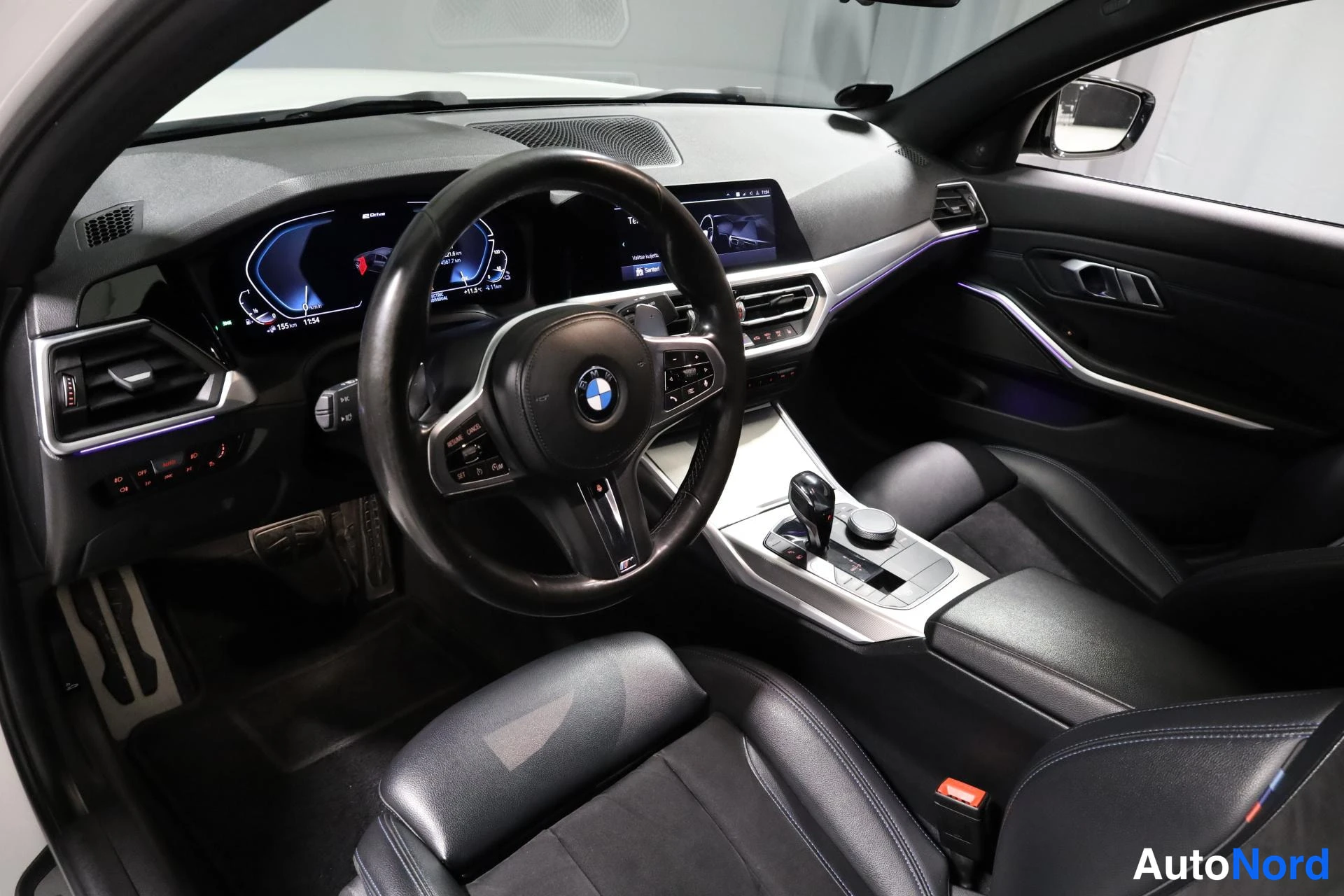 Valkoinen BMW 330e 2019, ohjaamo, kuva 9