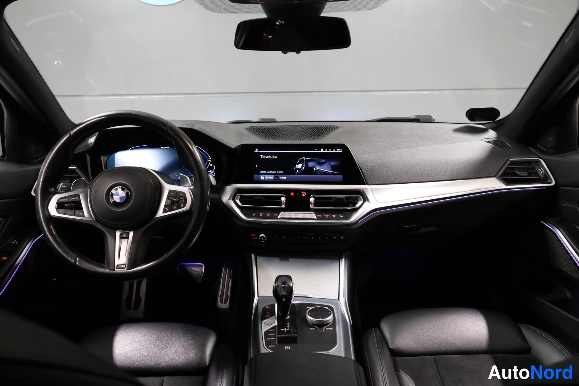 Valkoinen BMW 330e 2019, ohjaamo, kuva 10