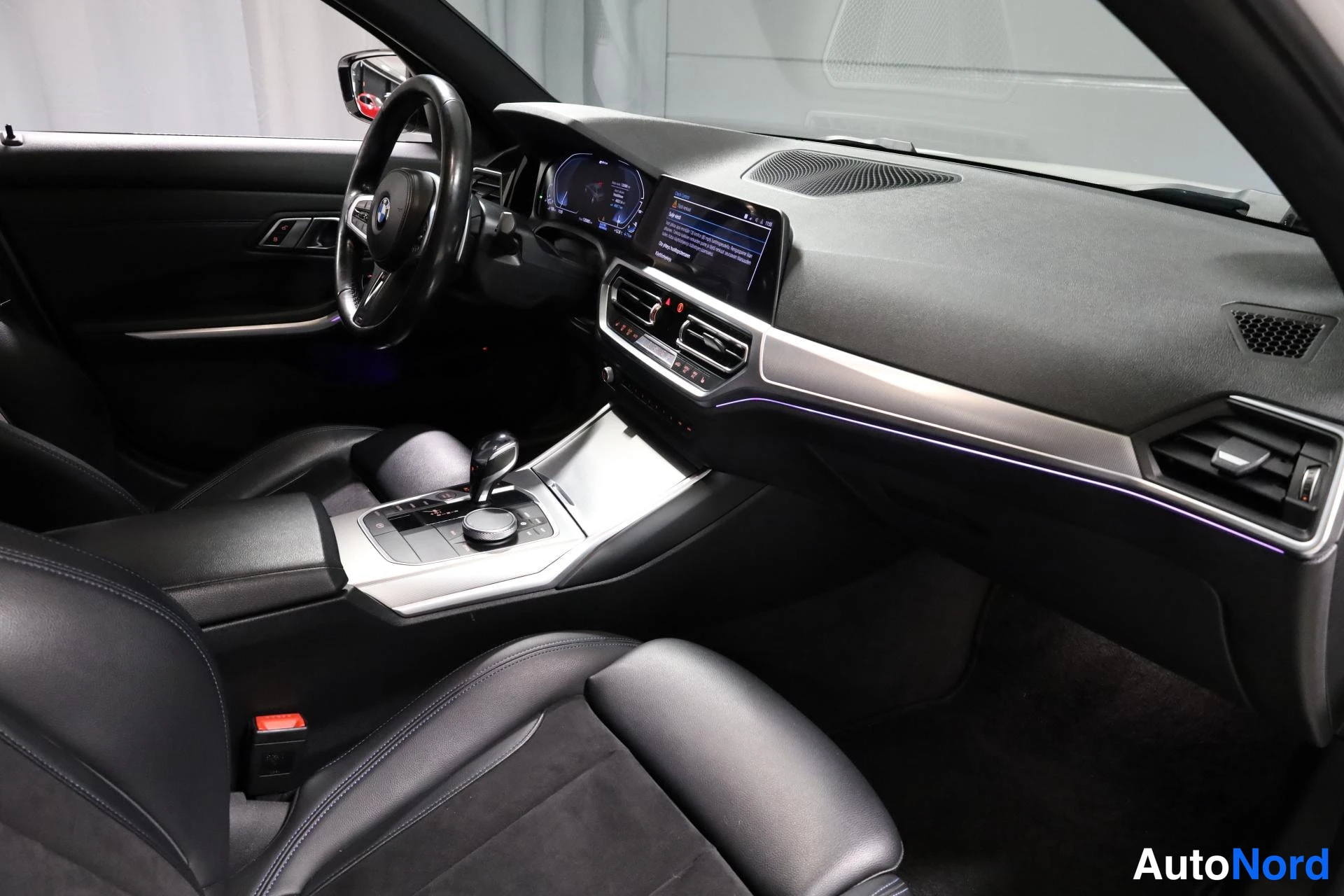 Valkoinen BMW 330e 2019, ohjaamo, kuva 11