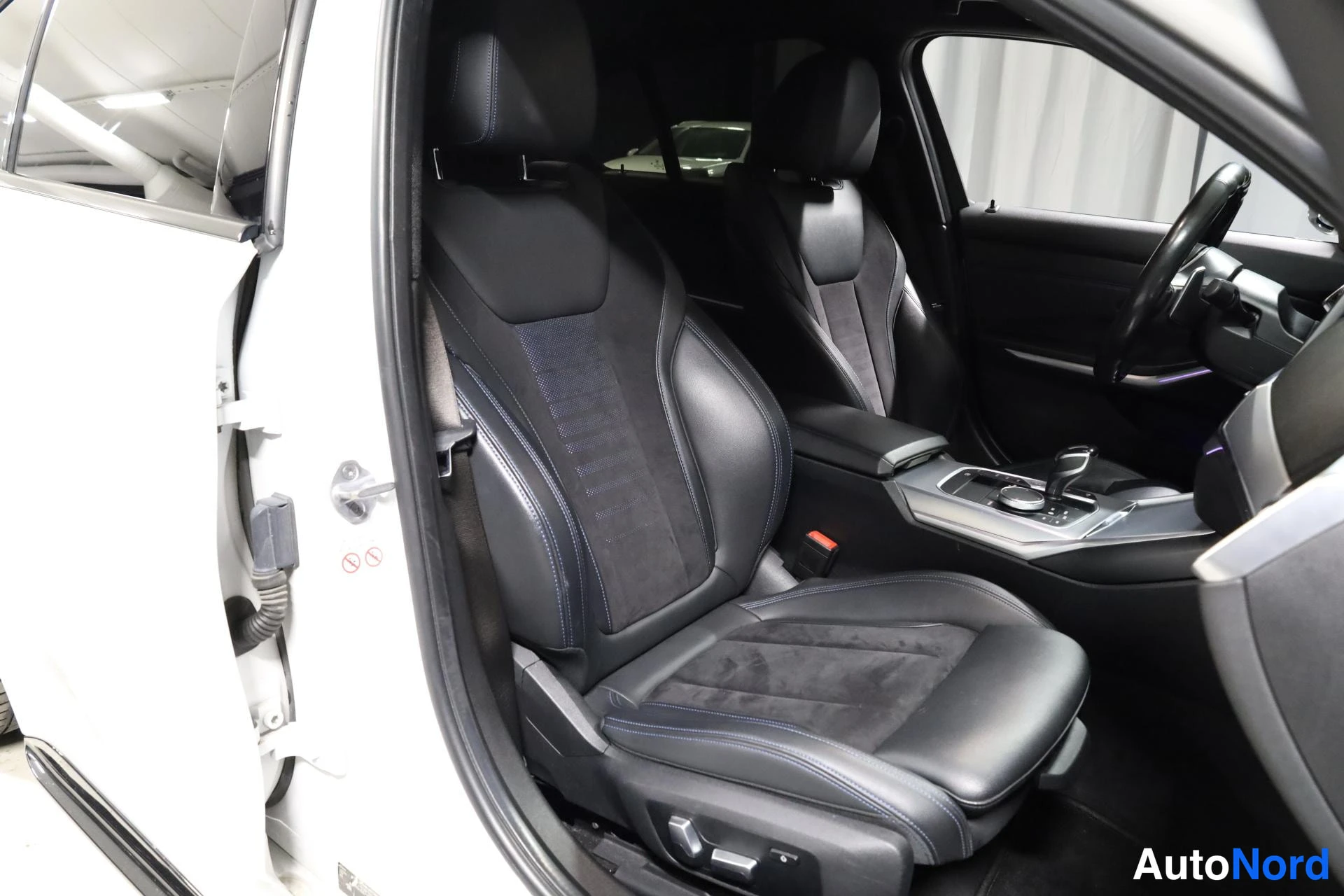 Valkoinen BMW 330e 2019, etuistuimet, kuva 15