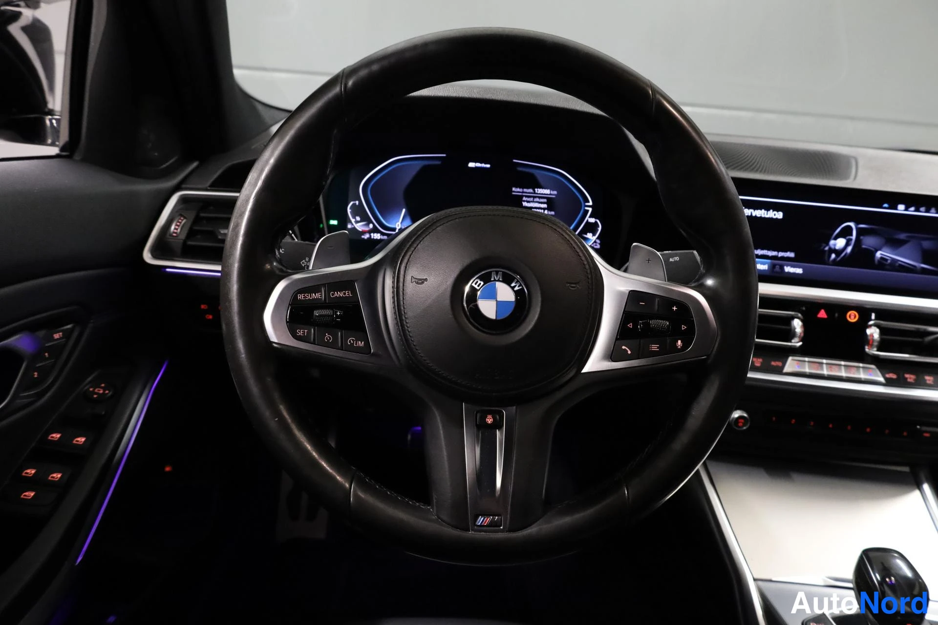 Valkoinen BMW 330e 2019, yksityiskohta, kuva 17