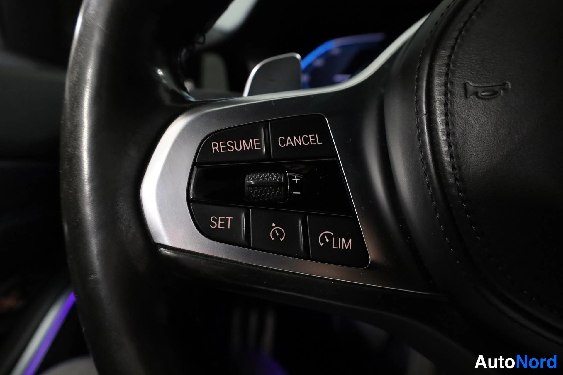 Valkoinen BMW 330e 2019, yksityiskohta, kuva 18