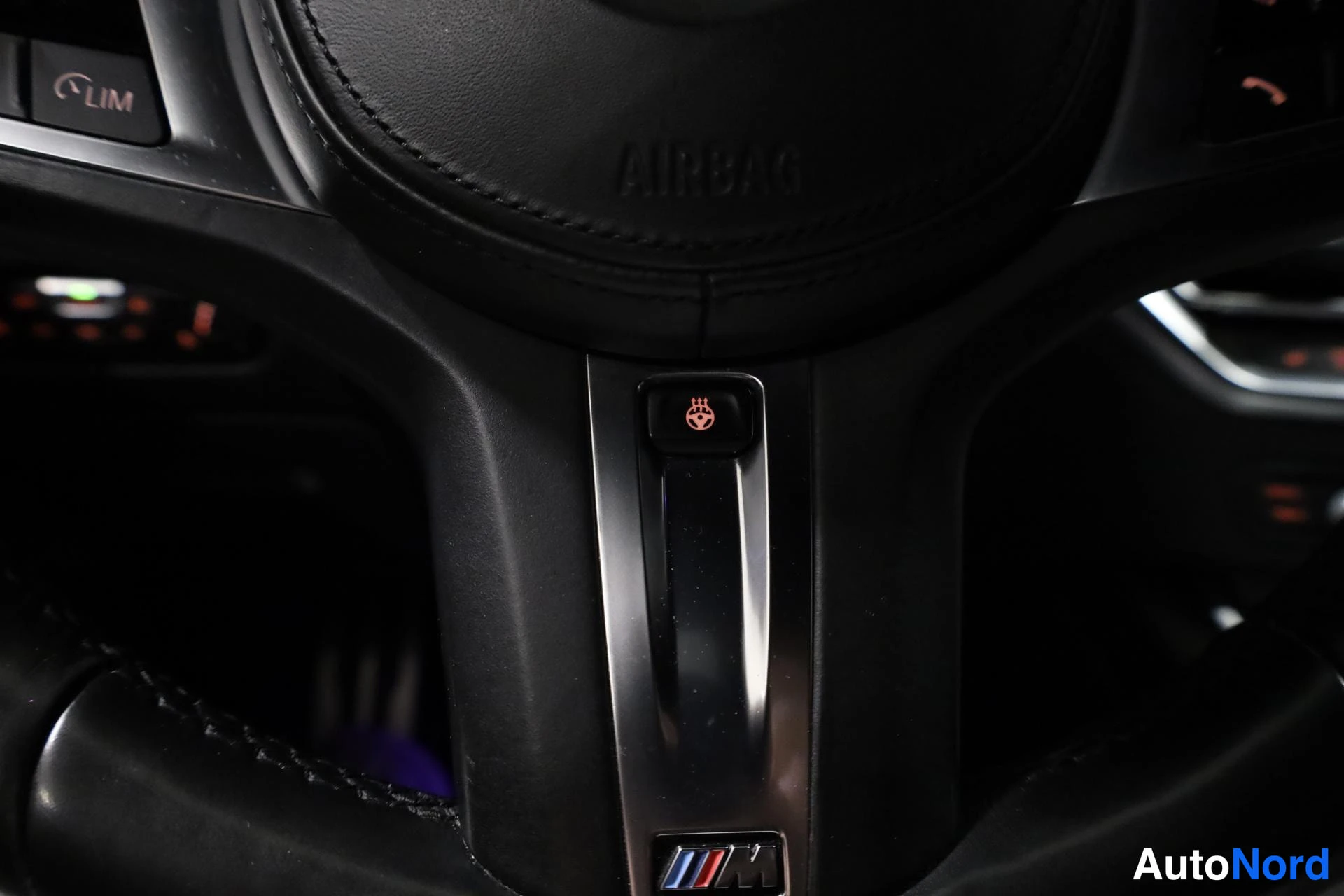 Valkoinen BMW 330e 2019, yksityiskohta, kuva 19
