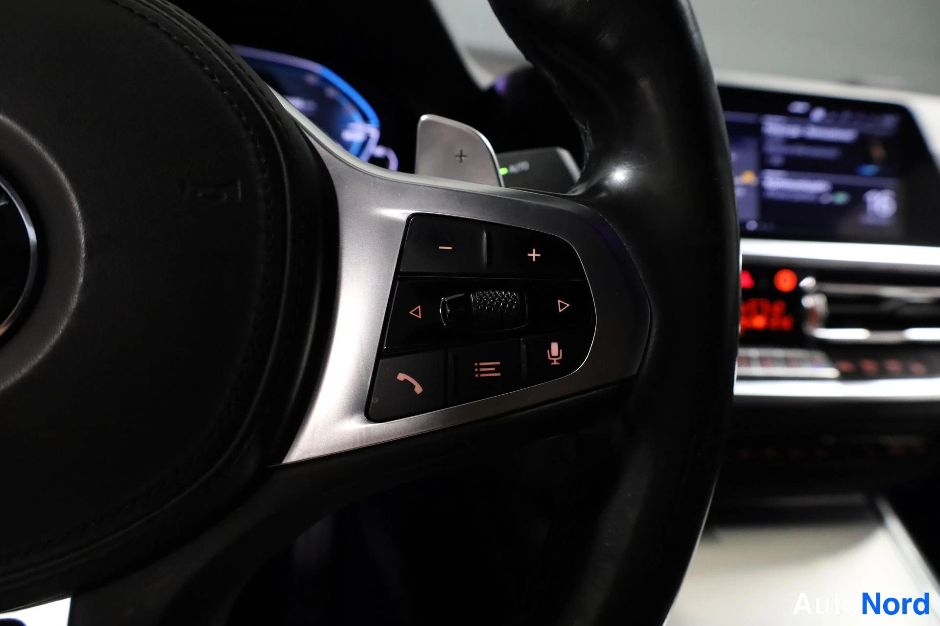 Valkoinen BMW 330e 2019, yksityiskohta, kuva 28