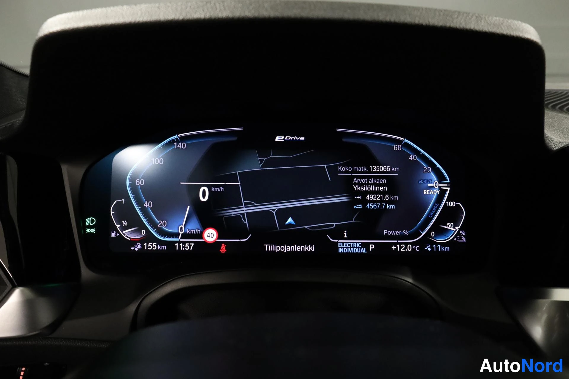Valkoinen BMW 330e 2019, yksityiskohta, kuva 20