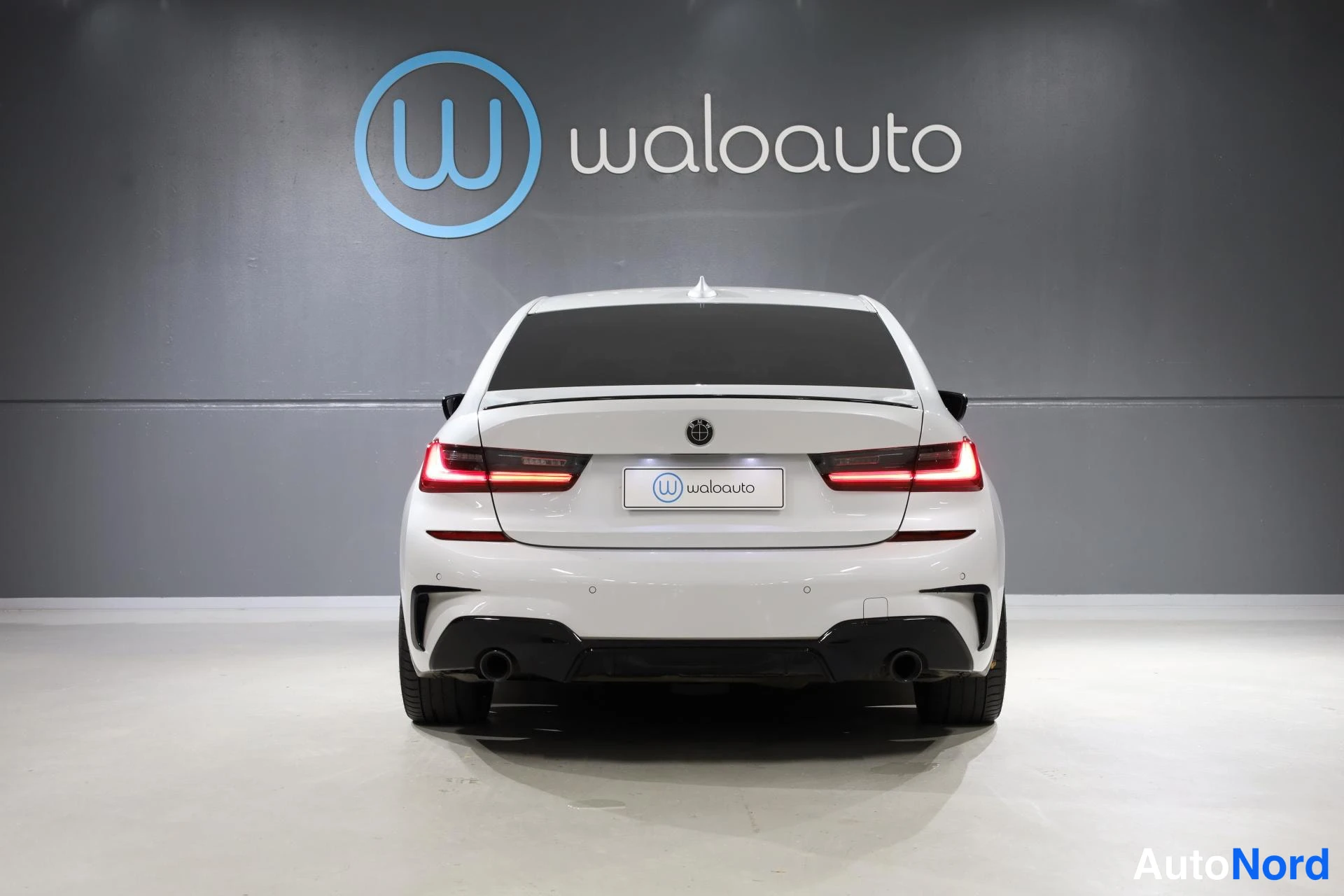 Valkoinen BMW 330e 2019, takaa, kuva 8