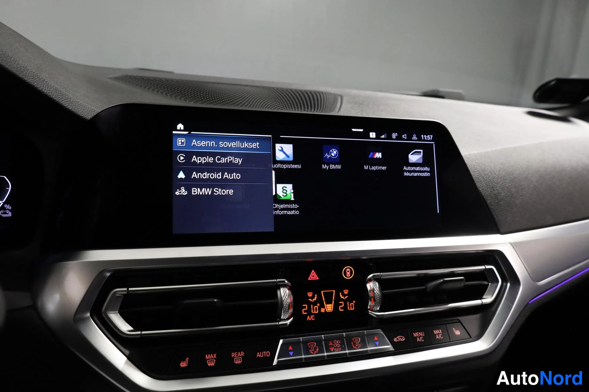 Valkoinen BMW 330e 2019, ohjaamo, kuva 12