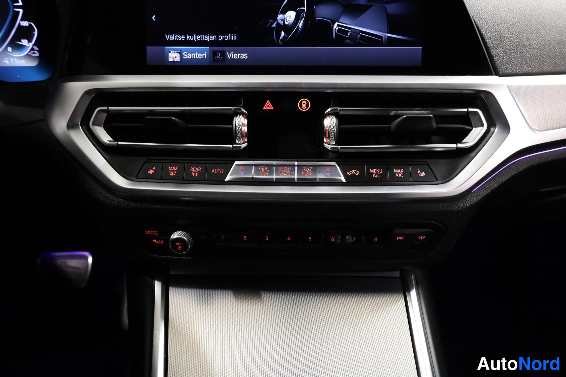 Valkoinen BMW 330e 2019, ohjaamo, kuva 13