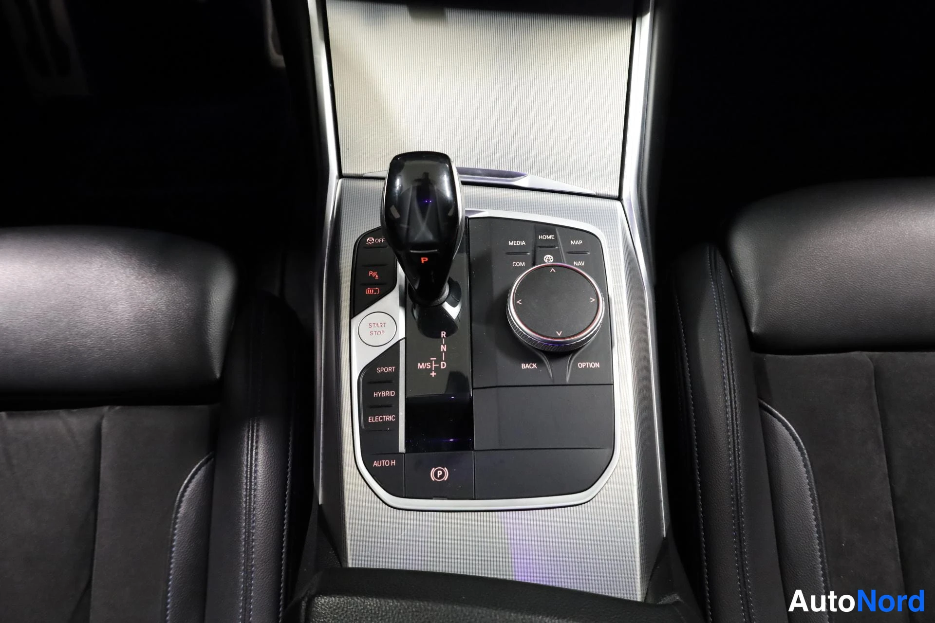 Valkoinen BMW 330e 2019, yksityiskohta, kuva 22