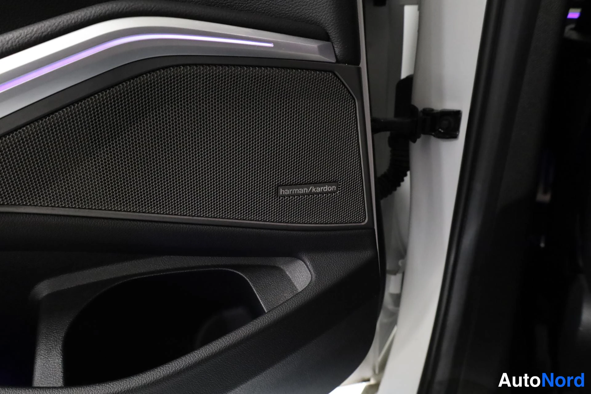 Valkoinen BMW 330e 2019, yksityiskohta, kuva 25