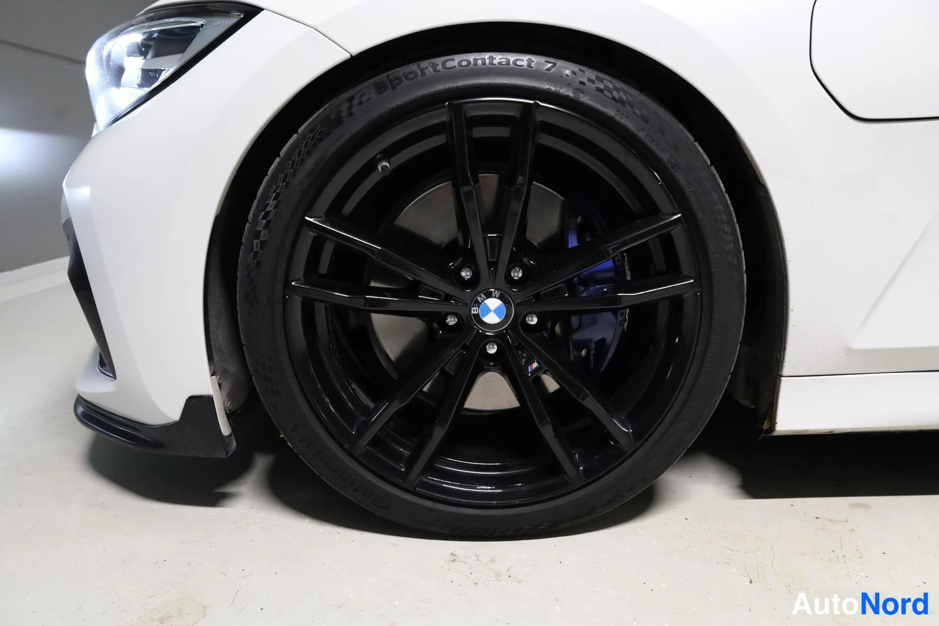 Valkoinen BMW 330e 2019, yksityiskohta, kuva 26