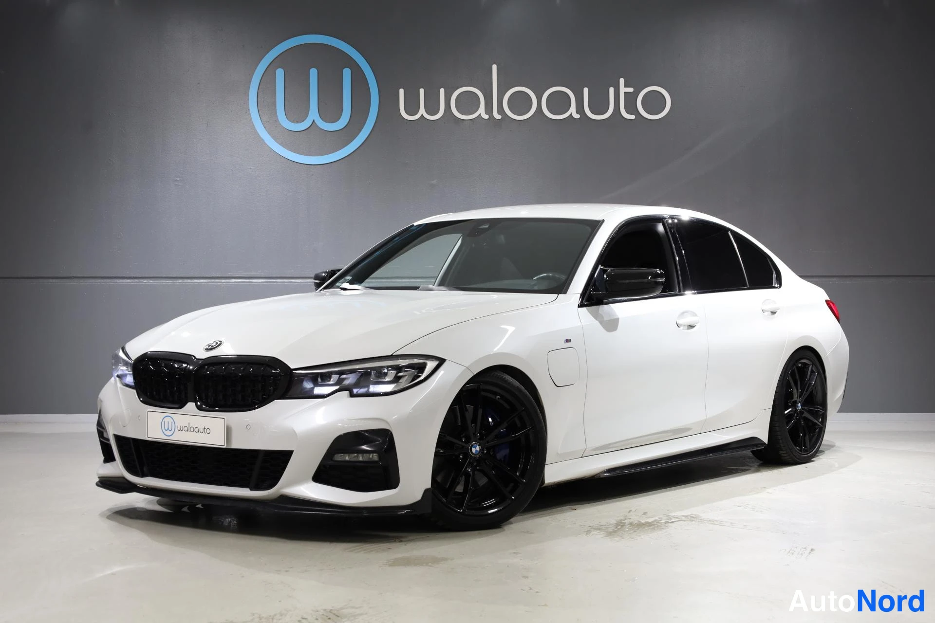 Valkoinen BMW 330e 2019, etuviisto, keula vasemmalle, kuva 1