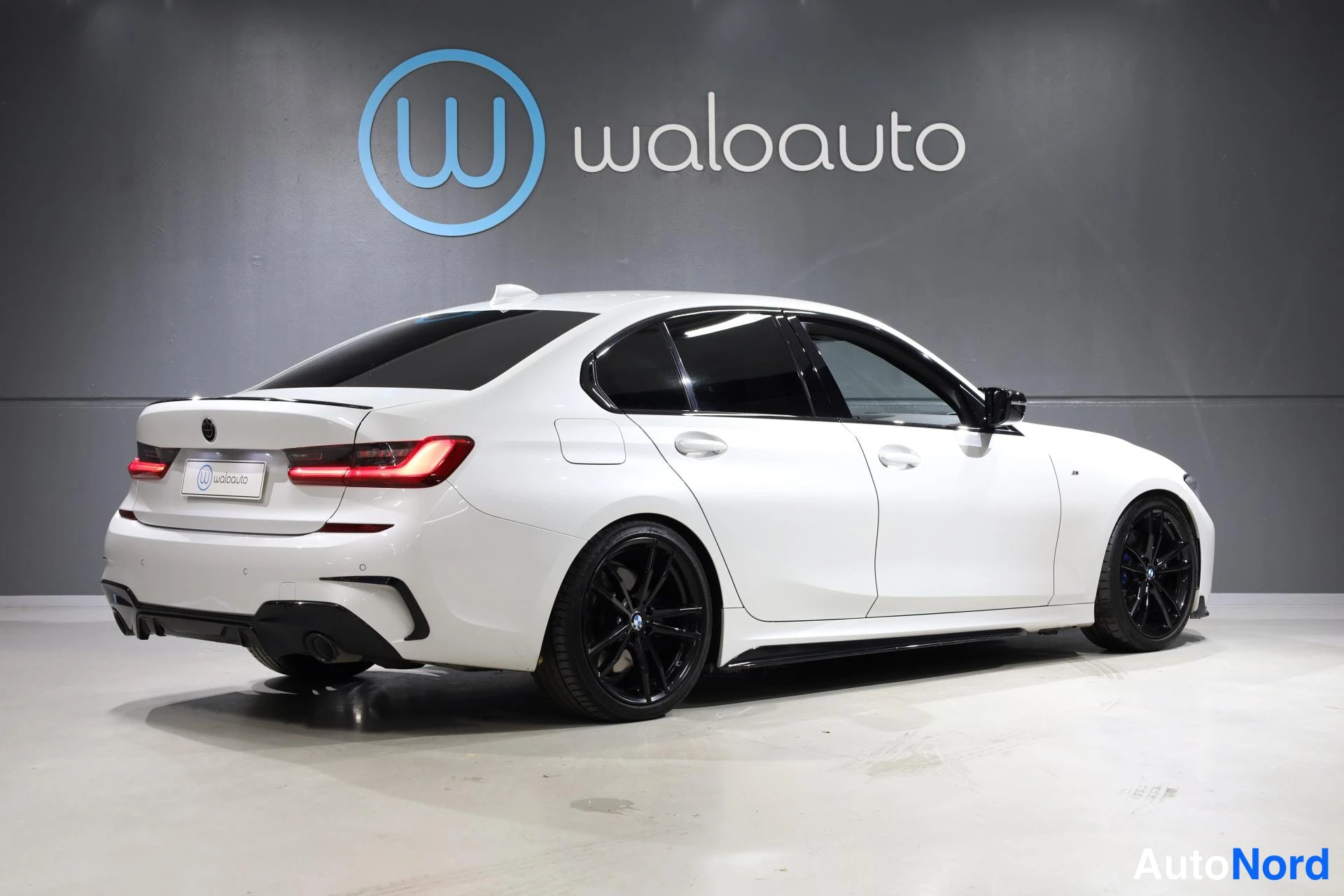 Valkoinen BMW 330e 2019, takaviisto, kuva 6