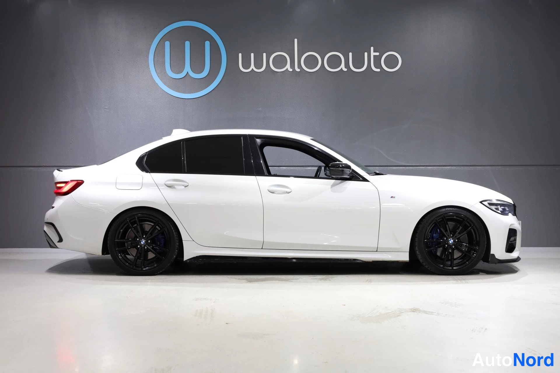 Valkoinen BMW 330e 2019, takaviisto, kuva 7