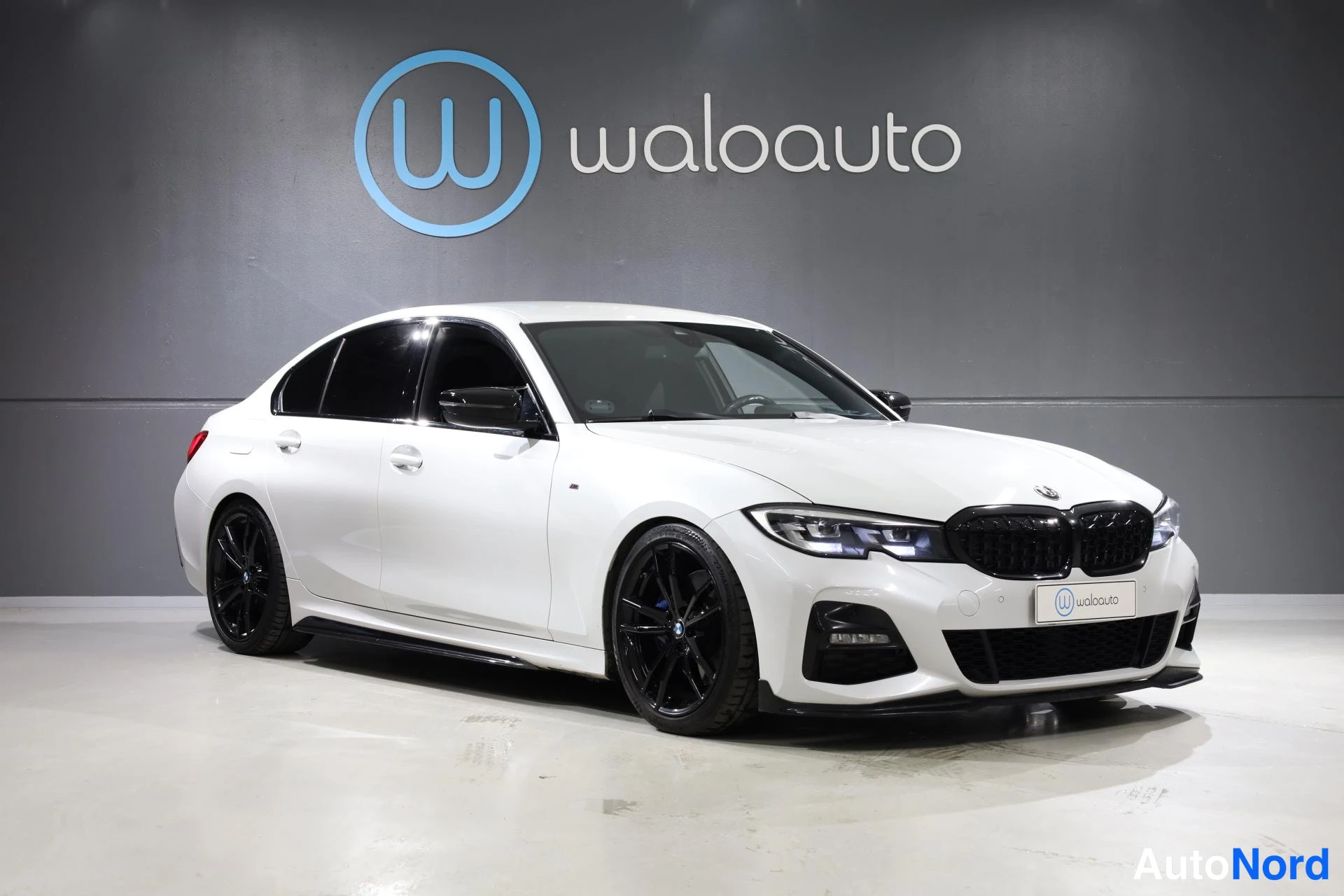 Valkoinen BMW 330e 2019, etuviisto, keula oikealle, kuva 2