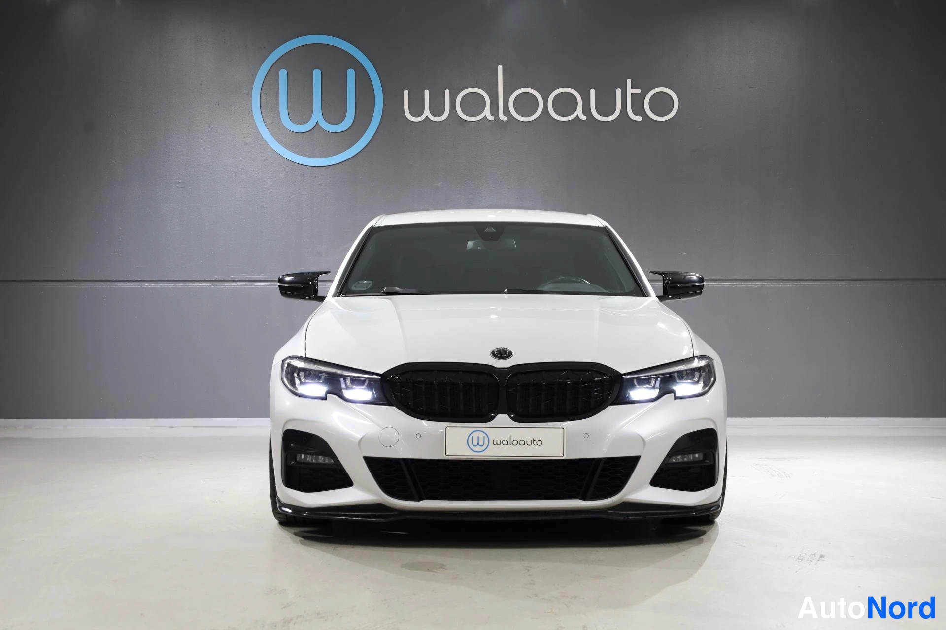 Valkoinen BMW 330e 2019, edestä, kuva 3