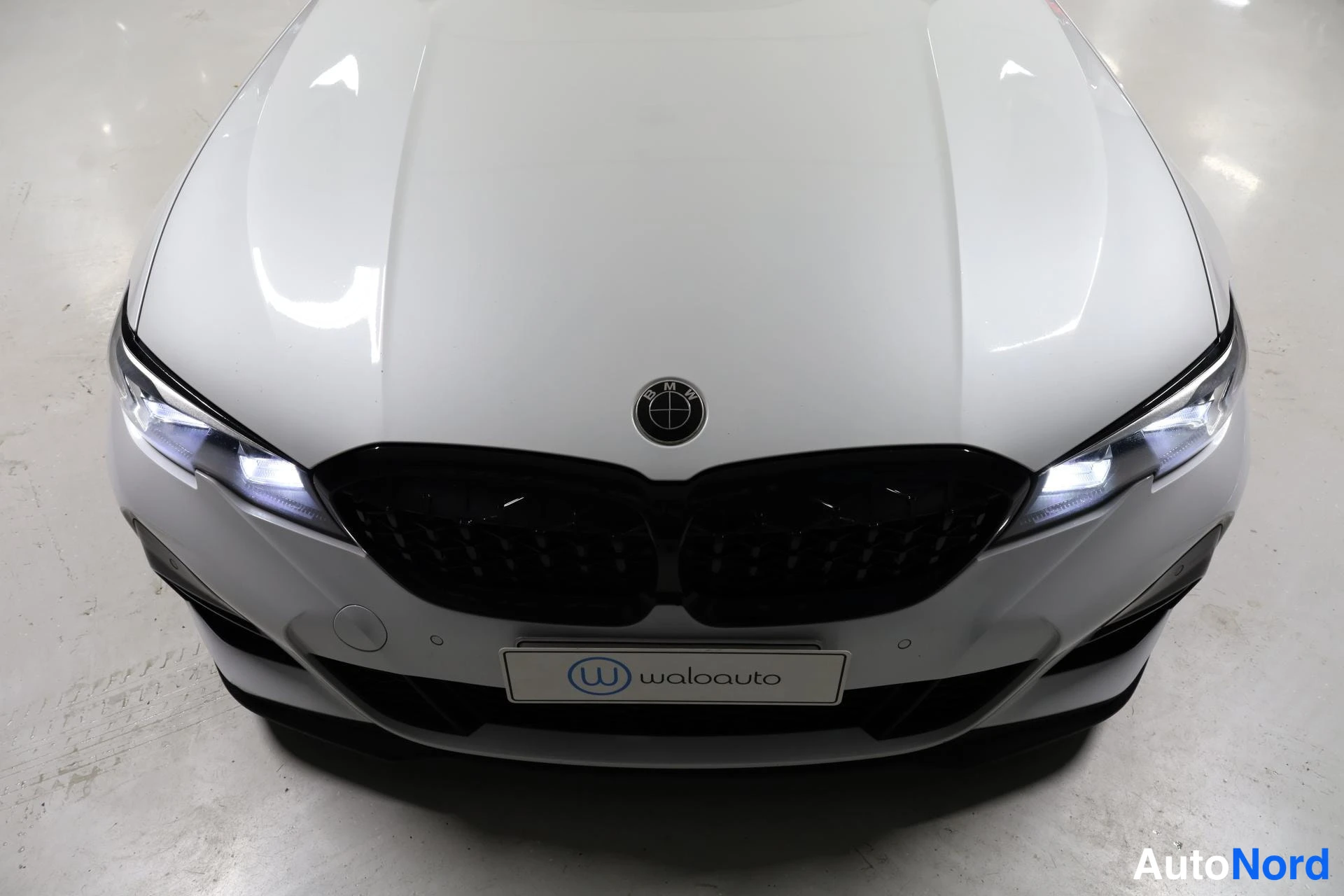 Valkoinen BMW 330e 2019, yksityiskohta, kuva 27