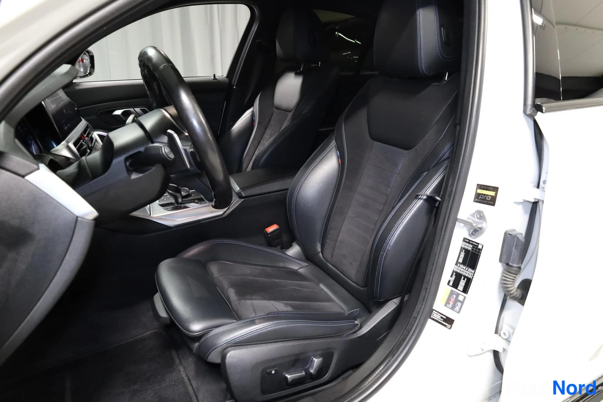 Valkoinen BMW 330e 2019, etuistuimet, kuva 14