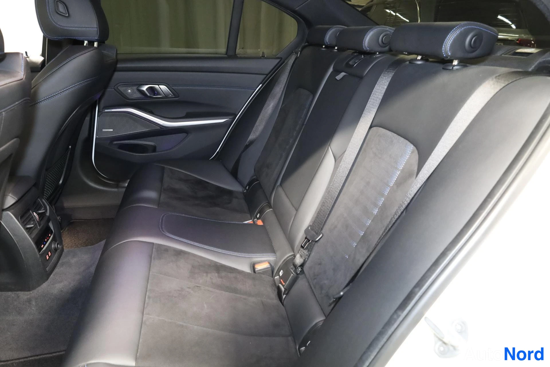 Valkoinen BMW 330e 2019, takaistuimet, kuva 16