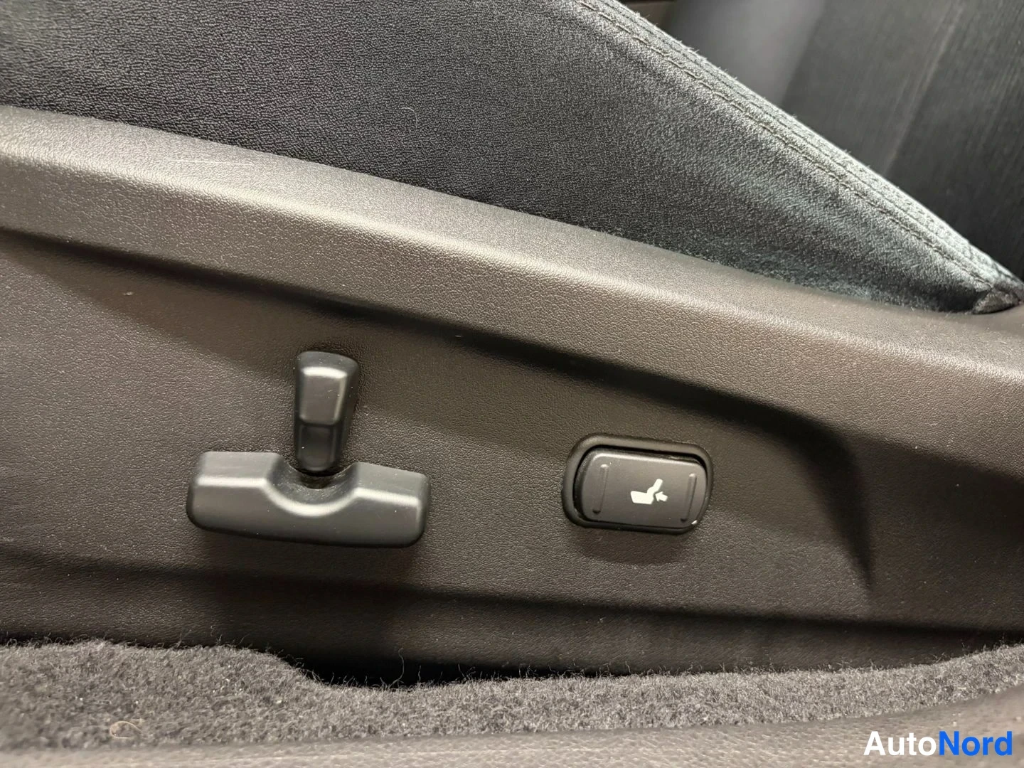 Red Subaru Outback 2013, detail, photo 21