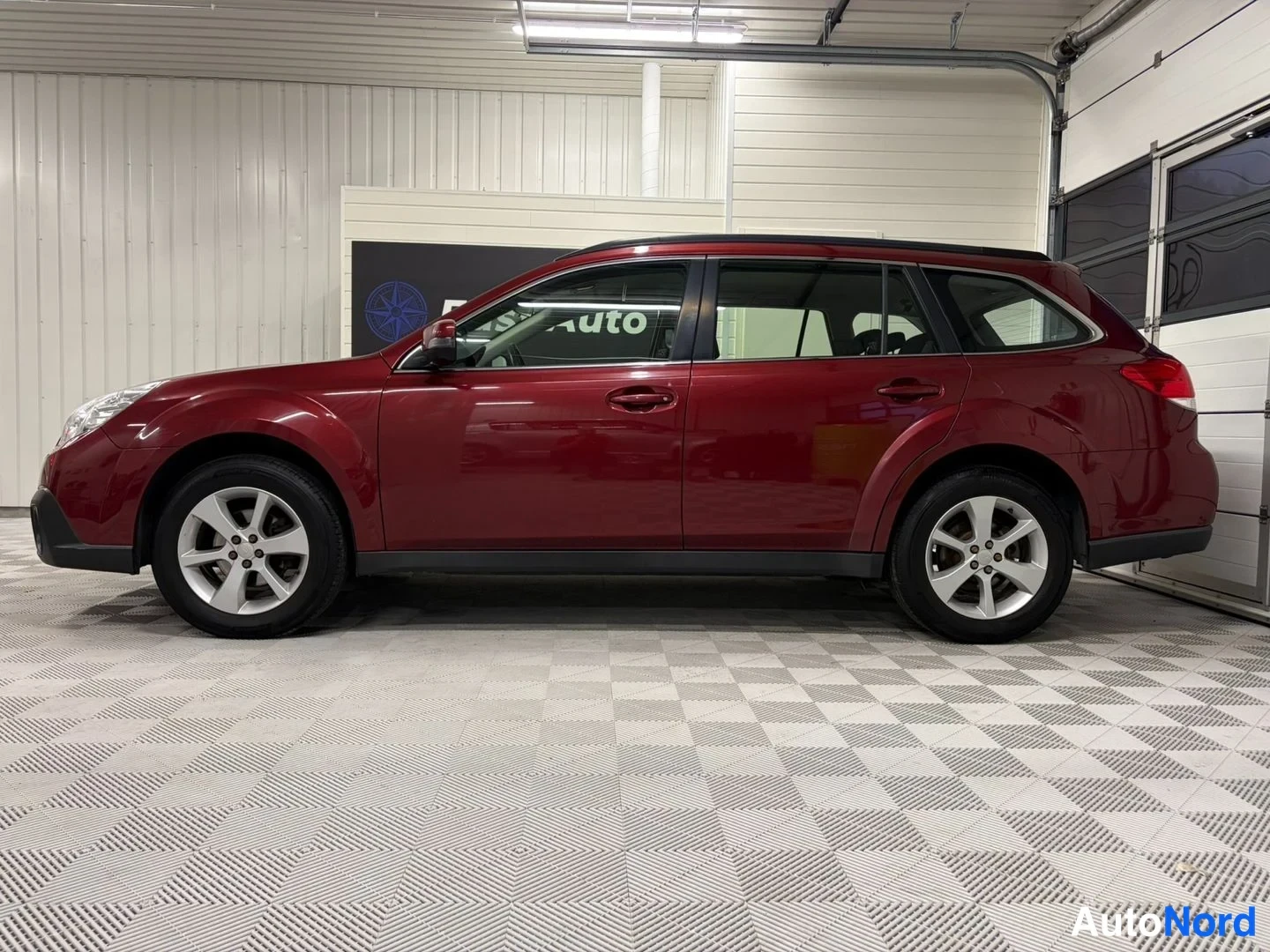 Red Subaru Outback 2013, rear three-quarter, photo 5