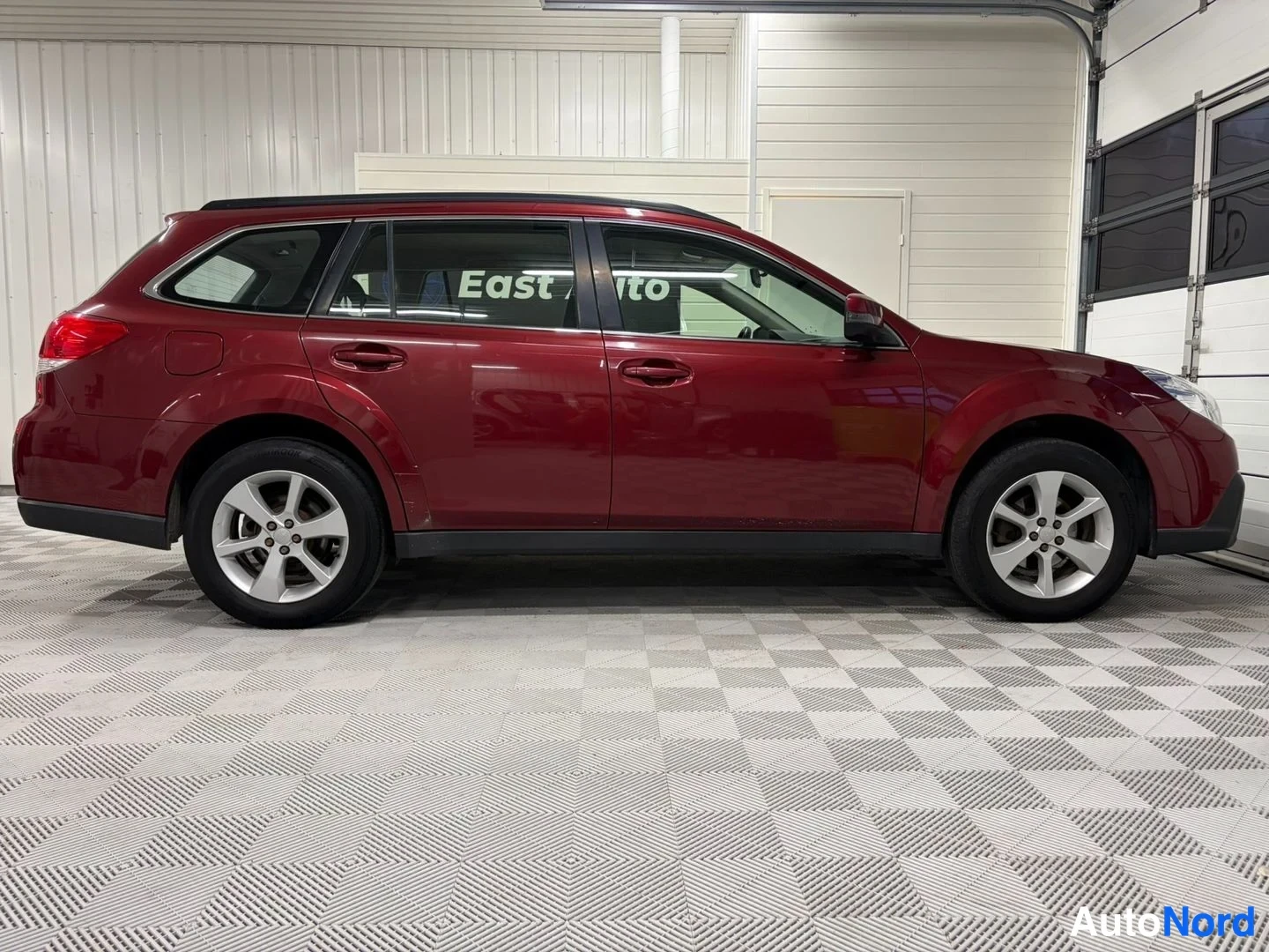Red Subaru Outback 2013, front three-quarter, nose to the right, photo 3