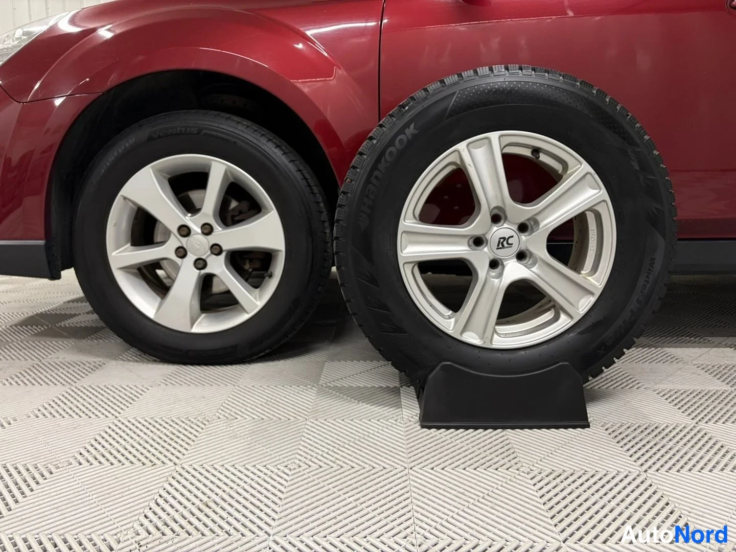 Red Subaru Outback 2013, detail, photo 17