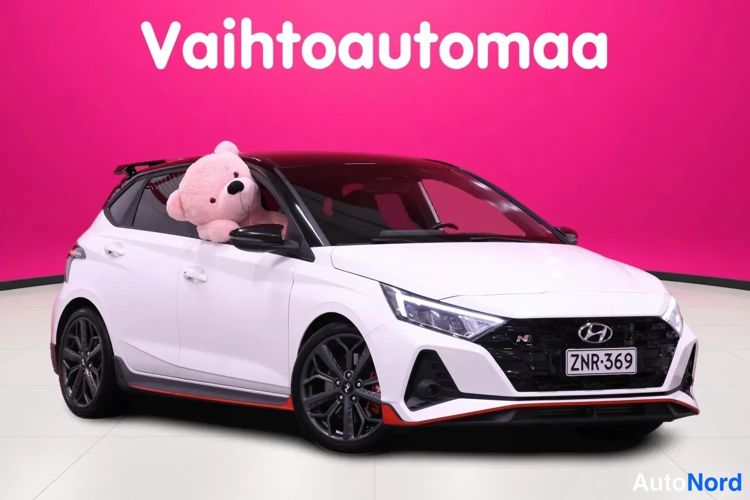 Vit Hyundai i20 N 2022, snett framifrån, fronten åt höger, bild 3