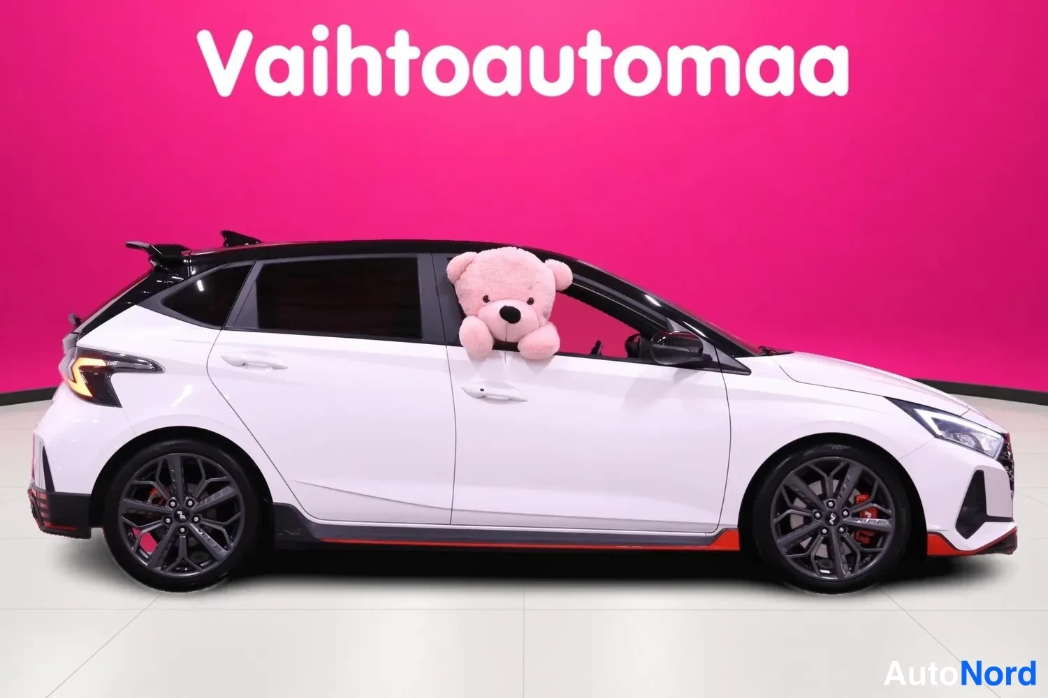 Vit Hyundai i20 N 2022, från sidan, bild 4