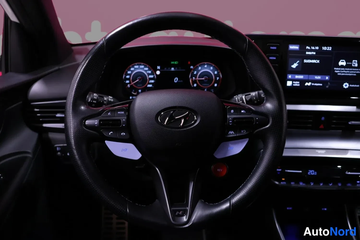 Vit Hyundai i20 N 2022, förarplats, bild 7
