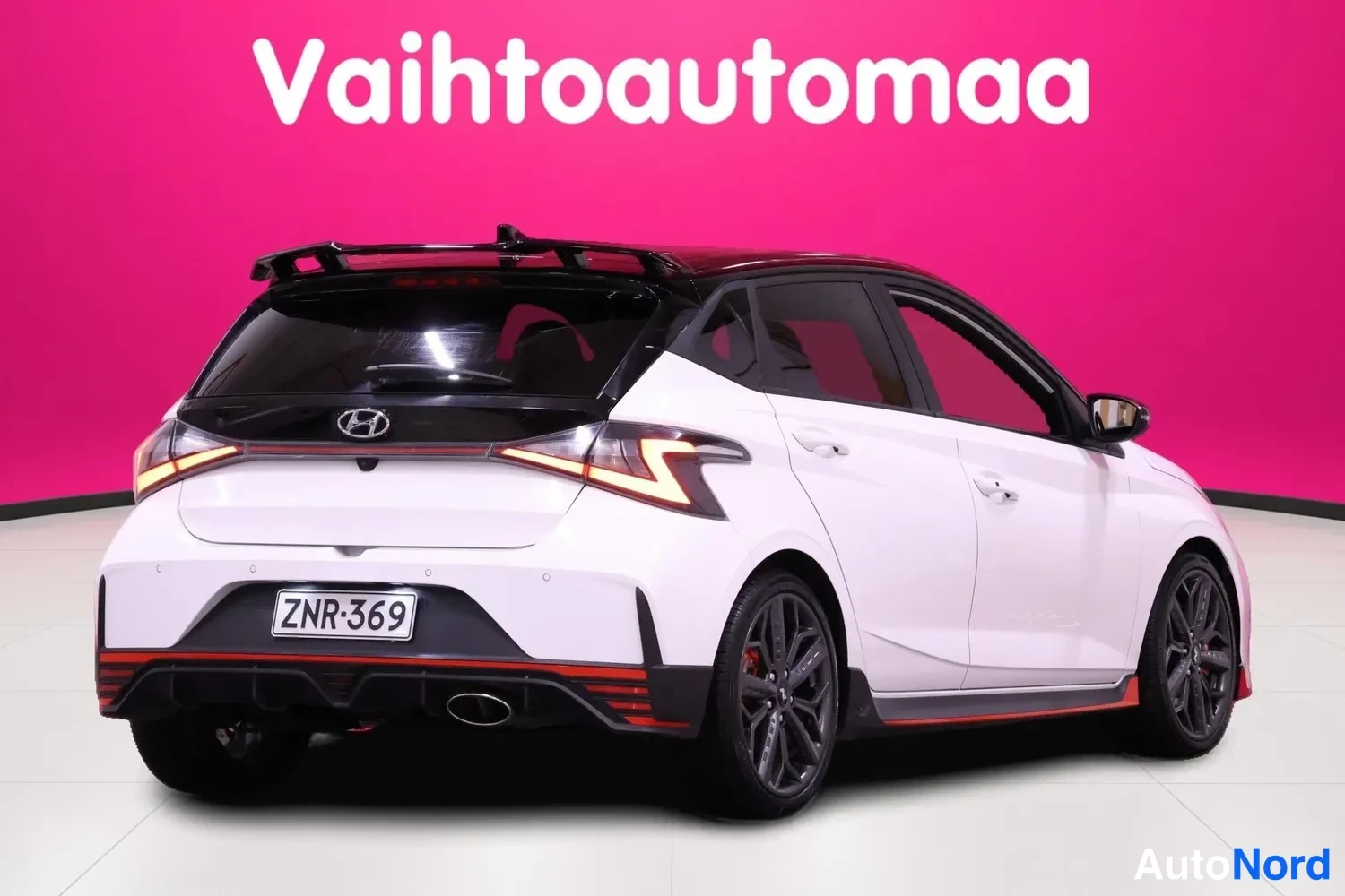 Vit Hyundai i20 N 2022, snett bakifrån, bild 5