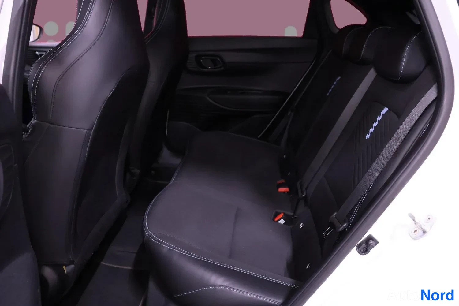 Vit Hyundai i20 N 2022, baksäten, bild 12