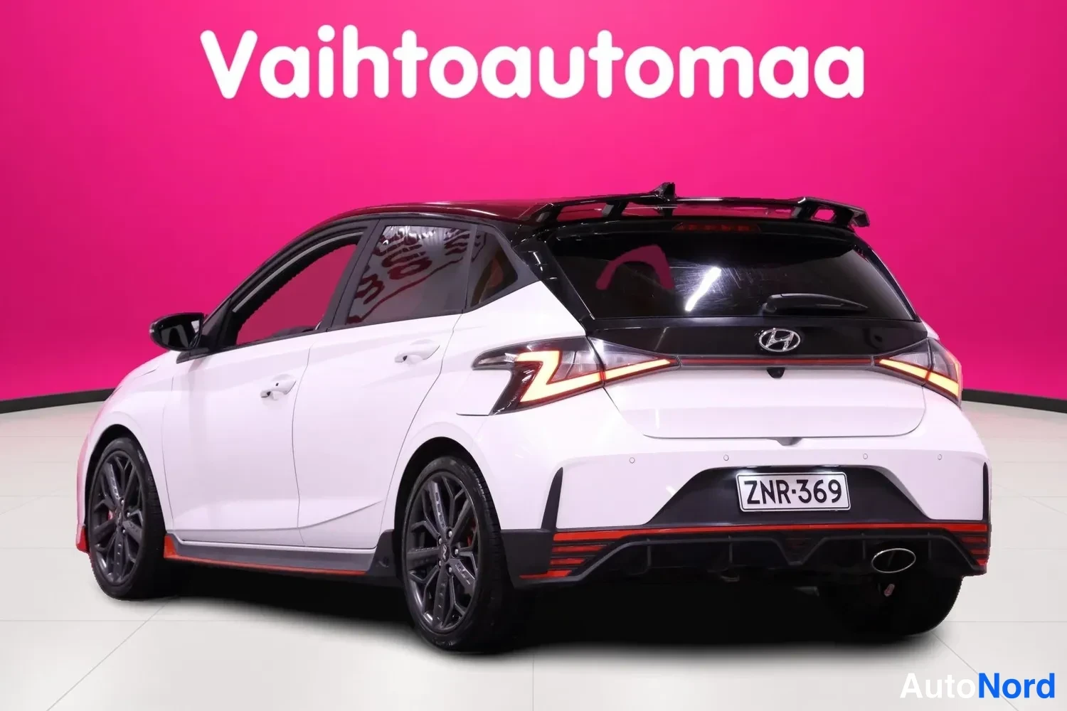 Vit Hyundai i20 N 2022, snett bakifrån, bild 6
