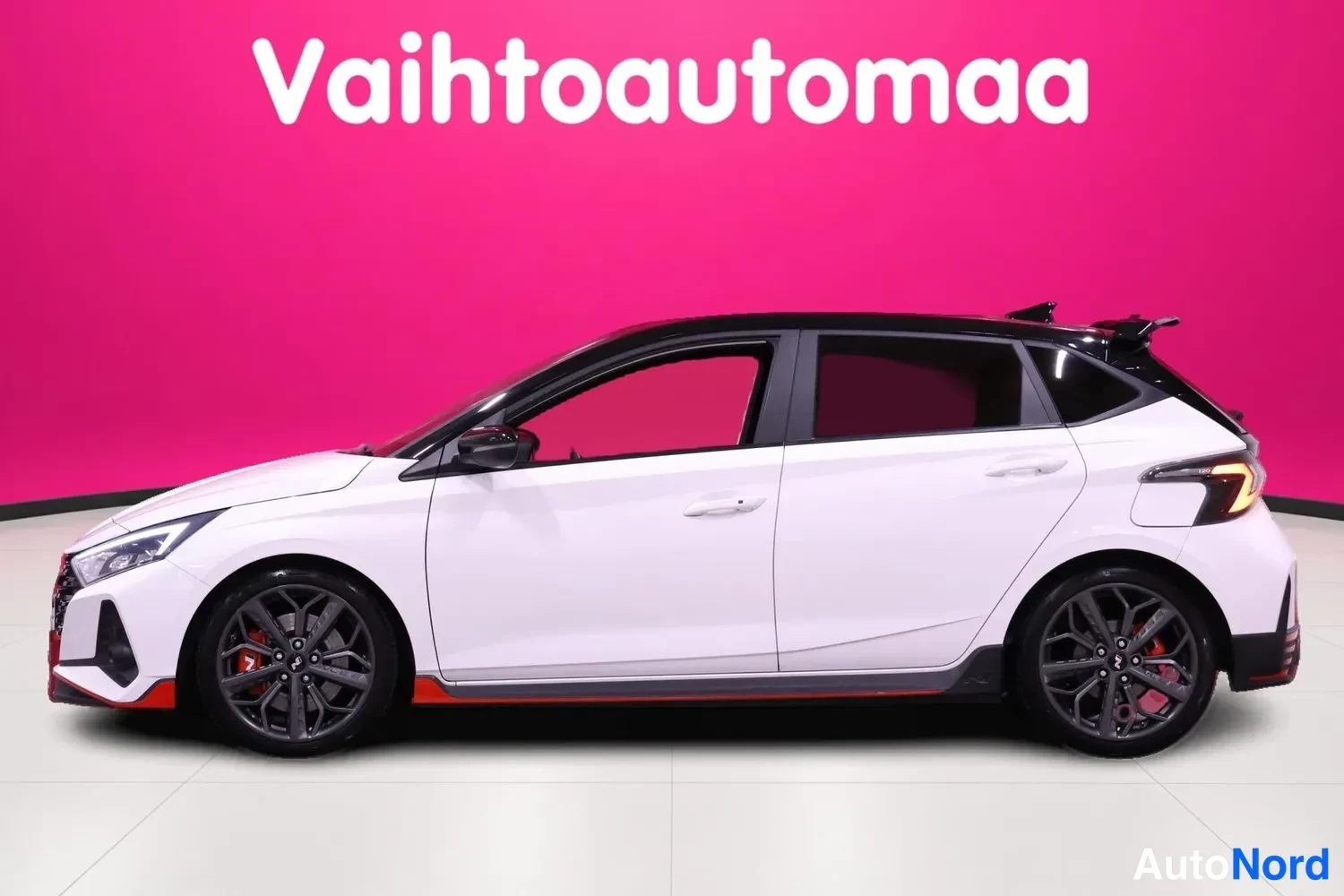Vit Hyundai i20 N 2022, snett framifrån, fronten åt vänster, bild 2