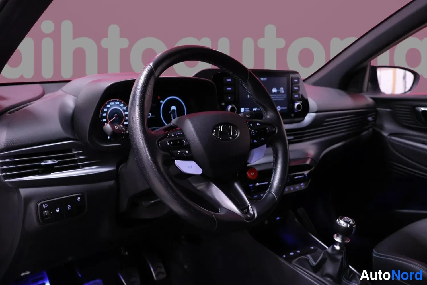 Vit Hyundai i20 N 2022, förarplats, bild 9