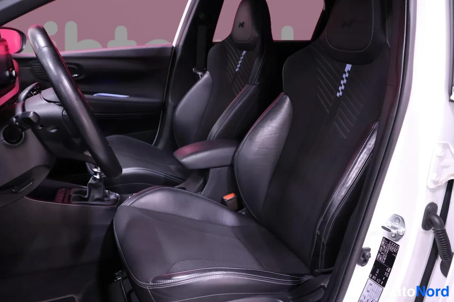 Vit Hyundai i20 N 2022, framsäten, bild 11