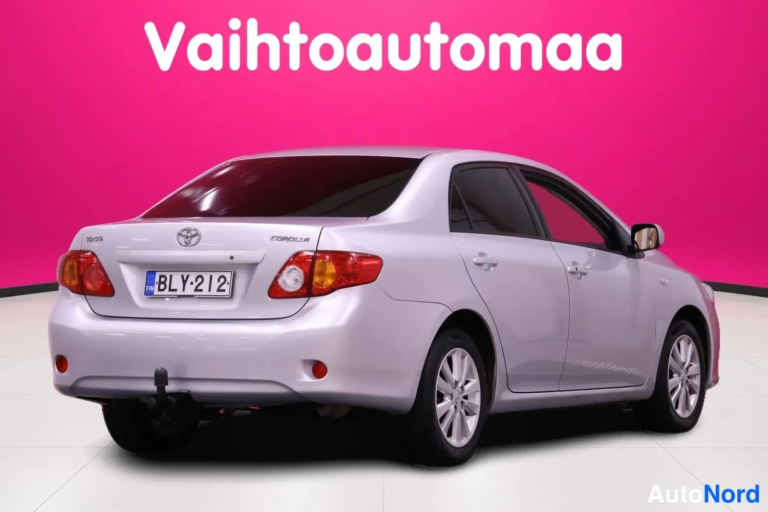 Silver Toyota Corolla 2008, snett bakifrån, bild 5