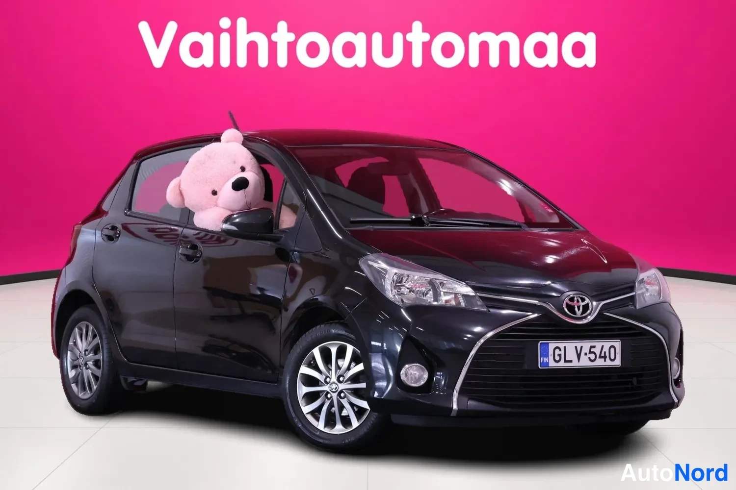Black Toyota Yaris 2016, front three-quarter, nose to the right, photo 2