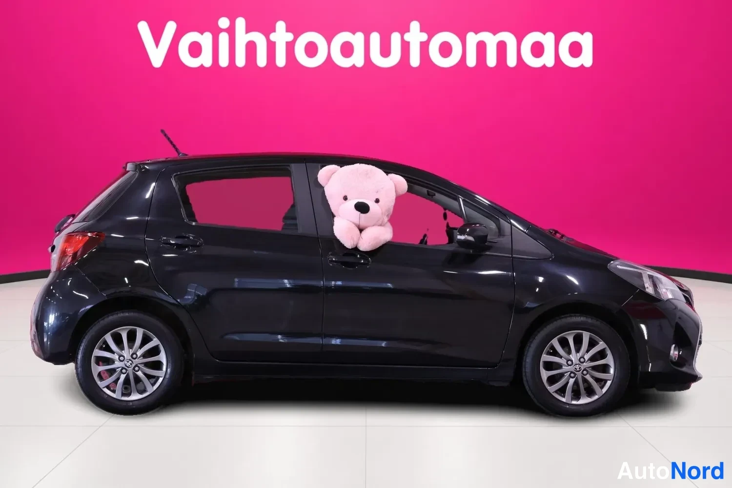 Black Toyota Yaris 2016, side, photo 3