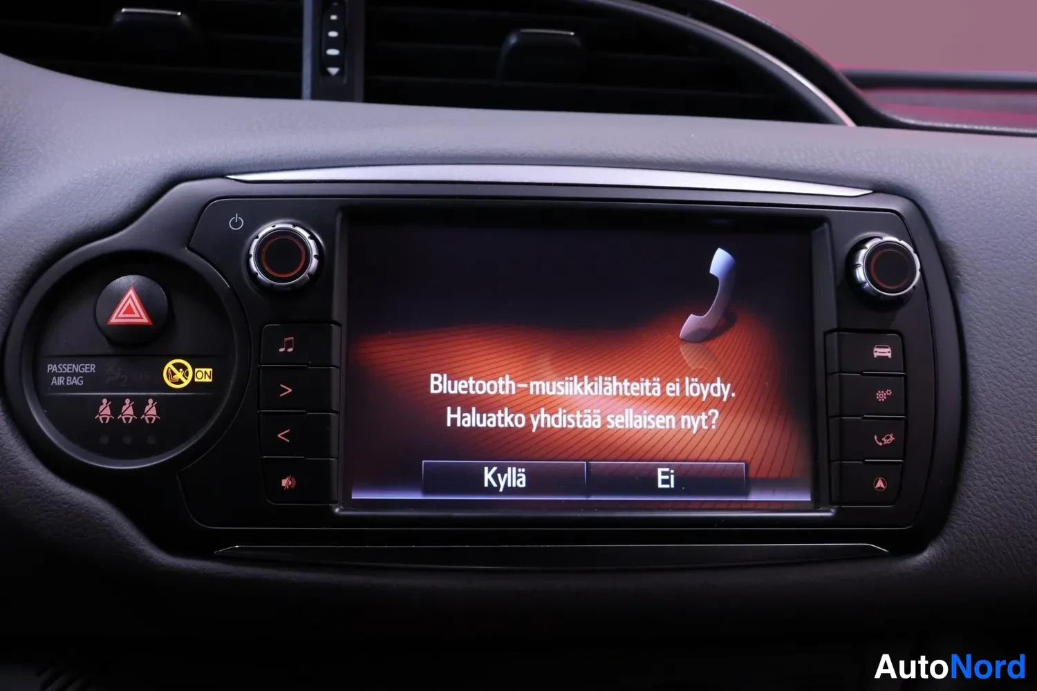 Black Toyota Yaris 2016, detail, photo 19