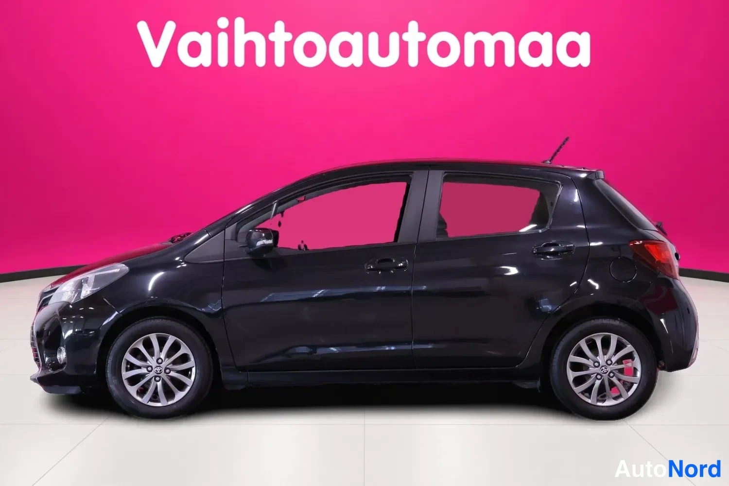 Black Toyota Yaris 2016, side, photo 4