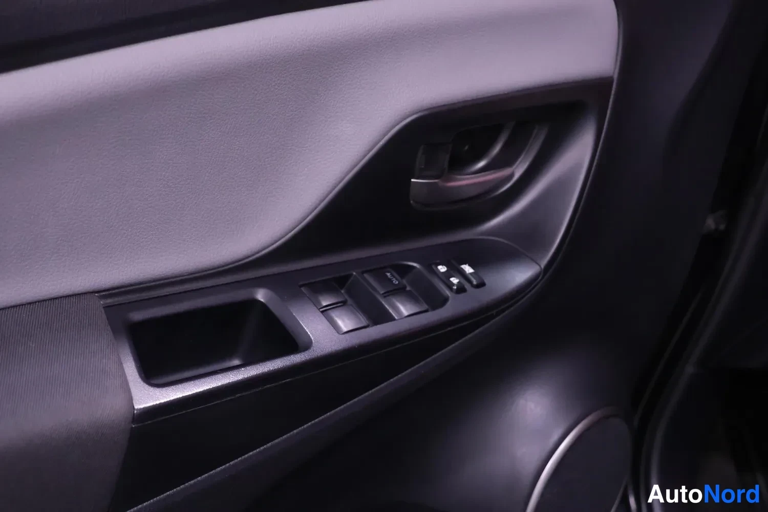 Black Toyota Yaris 2016, detail, photo 12