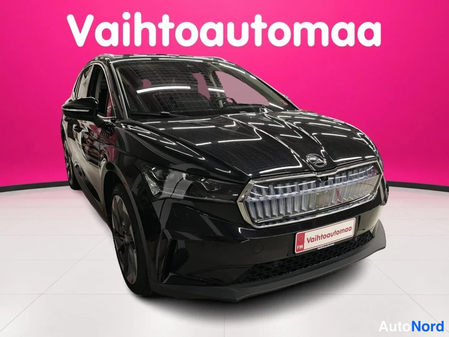 Musta Skoda Enyaq iV 2022, etuviisto, keula oikealle, kuva 2