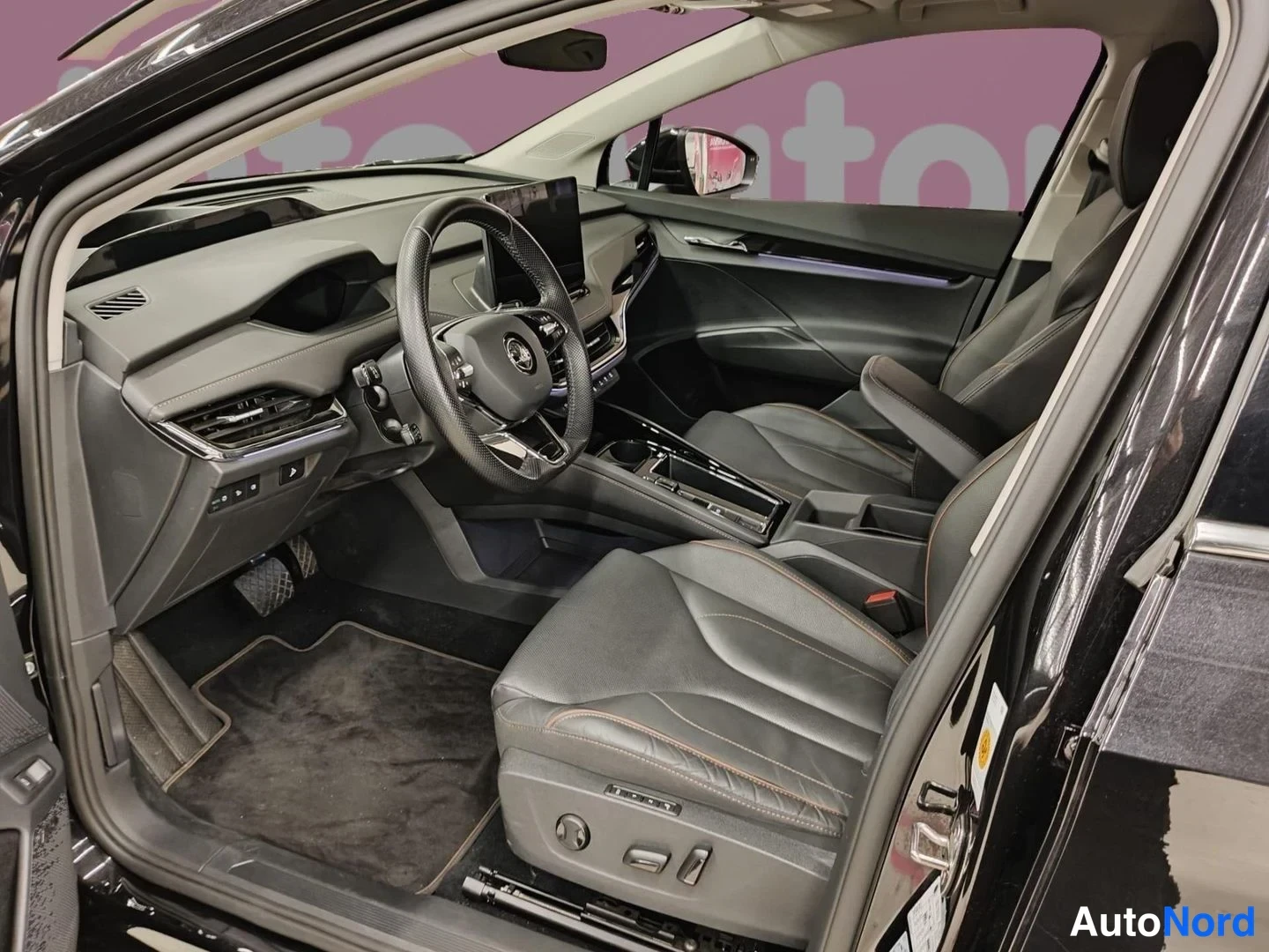 Musta Skoda Enyaq iV 2022, ohjaamo, kuva 5
