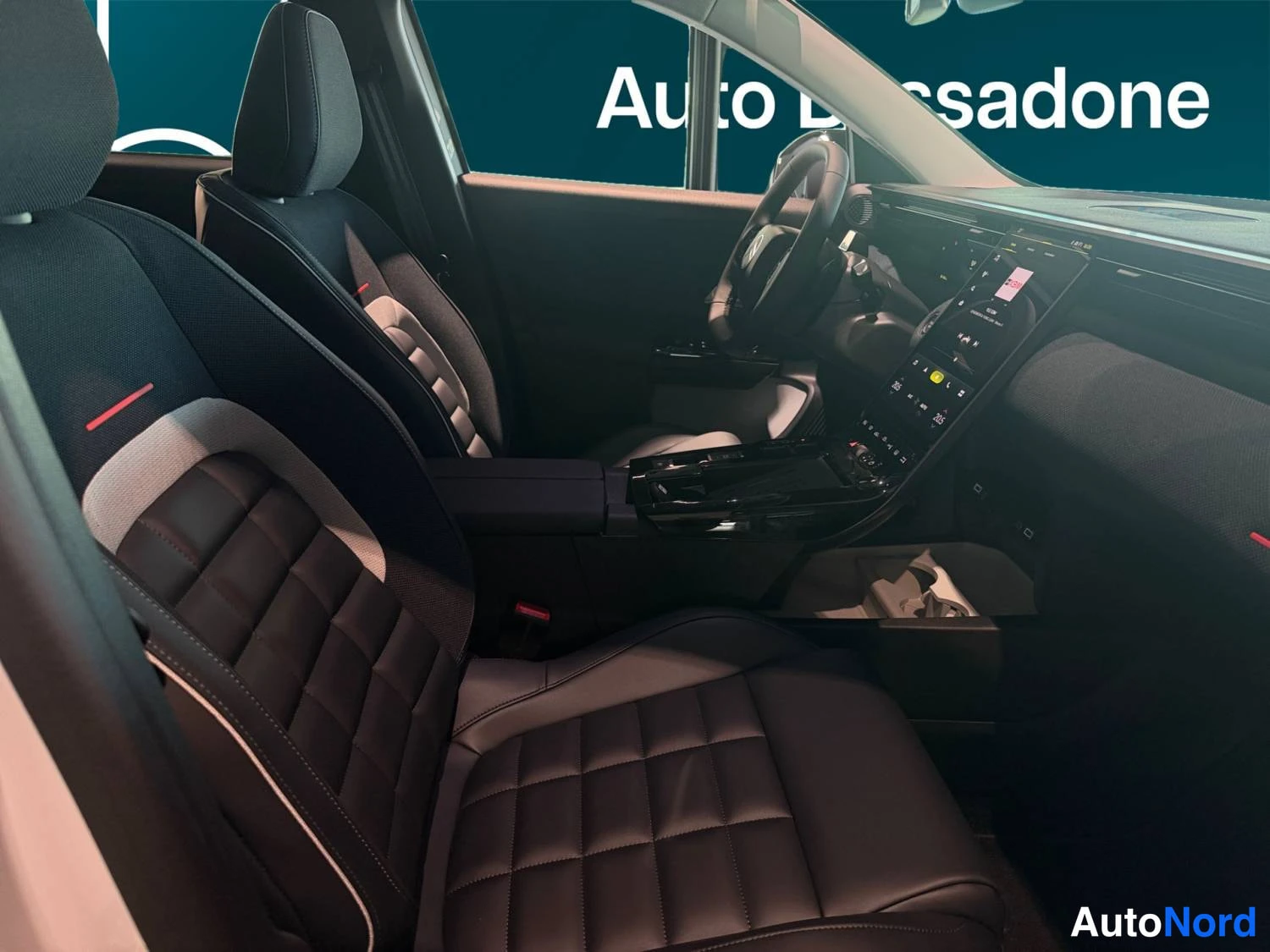 Valkoinen Citroen C5 aircross 2026, ohjaamo, kuva 10