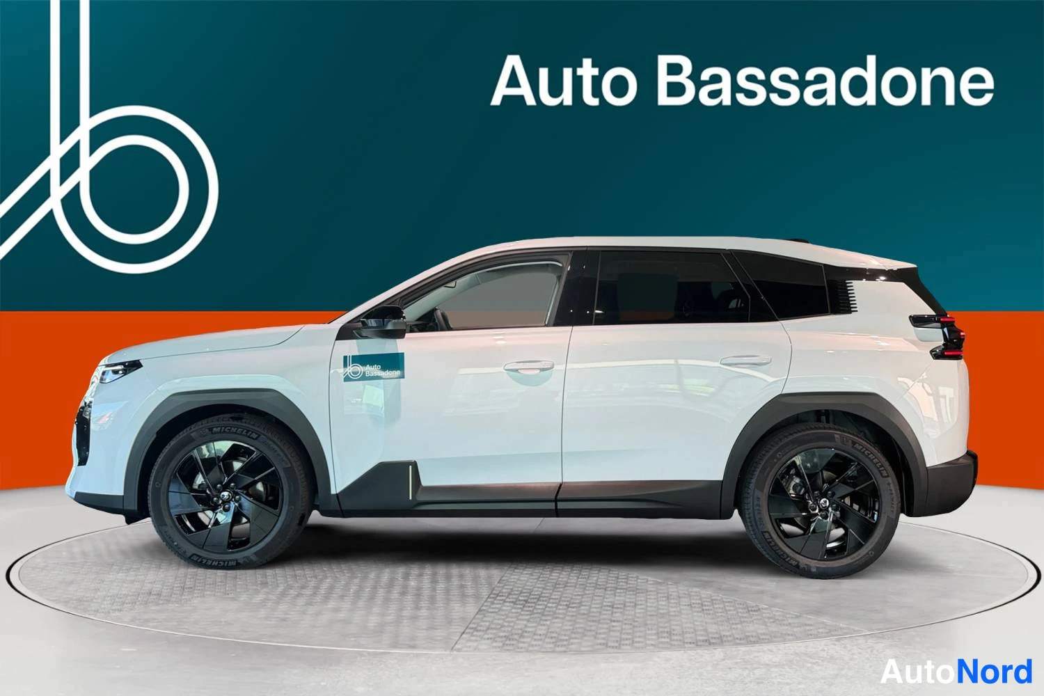 Valkoinen Citroen C5 aircross 2026, sivulta, kuva 5