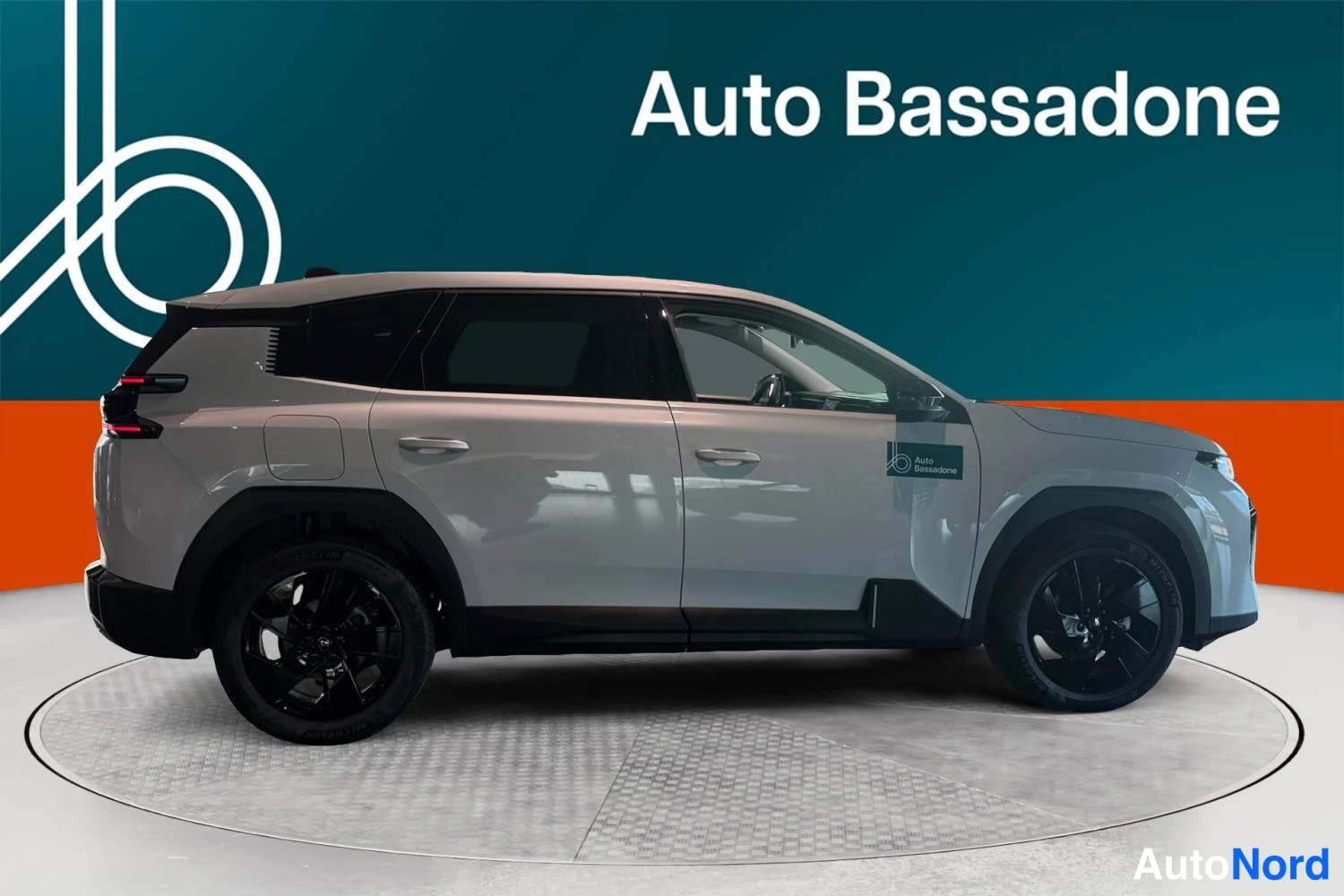 Valkoinen Citroen C5 aircross 2026, sivulta, kuva 4
